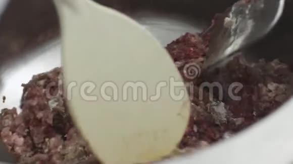 肉类工厂将生肉和香料混合在罐中以添加颗粒视频的预览图