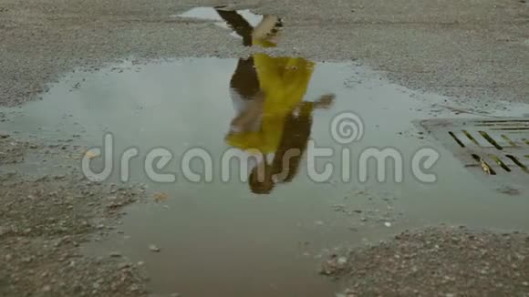 快乐的女孩和快乐的男孩在一个码头上的雨水池上有感情地跳舞视频的预览图