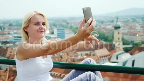 一个年轻的女人反对奥地利格拉茨的城市景观欧元旅费视频的预览图