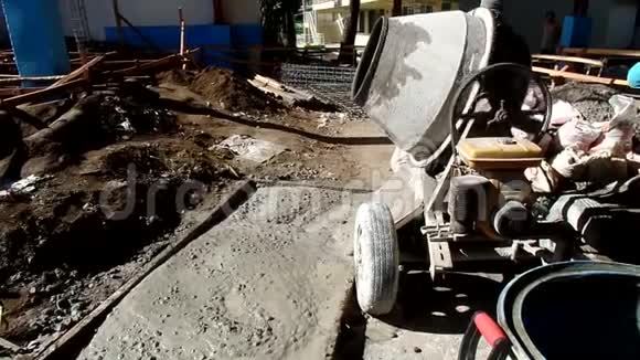 工人在公立学校的基础上浇筑混凝土视频的预览图