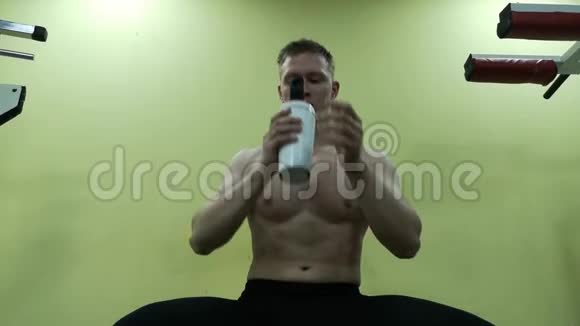 年轻人在健身房喝水他用蛋白奶昔视频的预览图