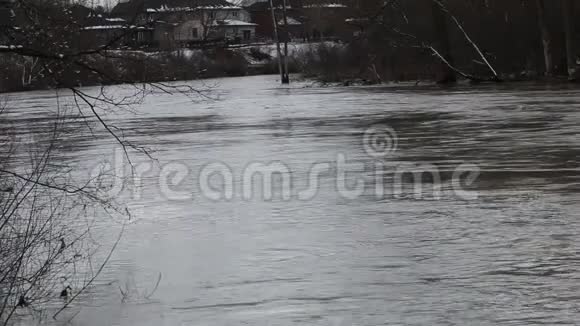 平静的河流和流动的草药视频的预览图
