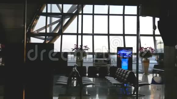 4K机场航站楼在日落时间与多利拍摄旅行和运输业务录像背景视频的预览图