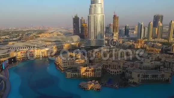 以蓝天和海景为背景的迪拜城市鸟瞰图股票哈利法塔和阿拉伯塔俯视图迪拜视频的预览图