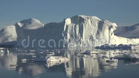 北极圈探险到冰山视频的预览图