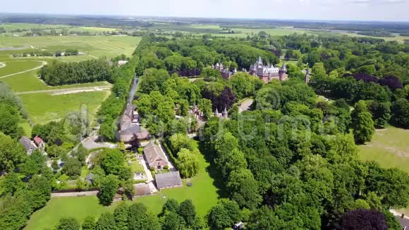 荷兰乌得勒支附近历史悠久的DeHaar城堡的鸟瞰图视频的预览图