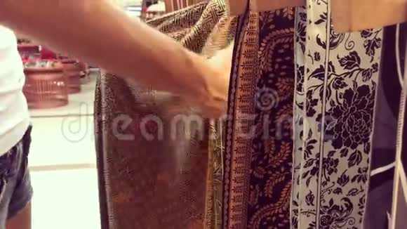 女人在店里挑选丝绸印尼巴厘岛购物中心视频的预览图