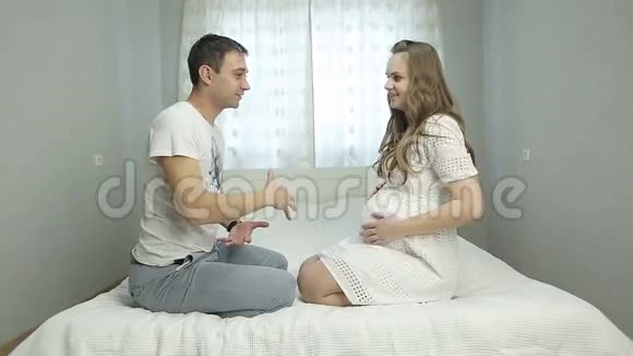 丈夫展示了他怀孕妻子的虚拟肚子视频的预览图