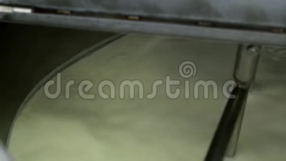 混合机将牛奶放入混合锅中煮奶酪视频的预览图