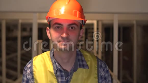 工作中的专业人士在施工现场佩戴安全帽的幸福自信建筑师的肖像视频的预览图
