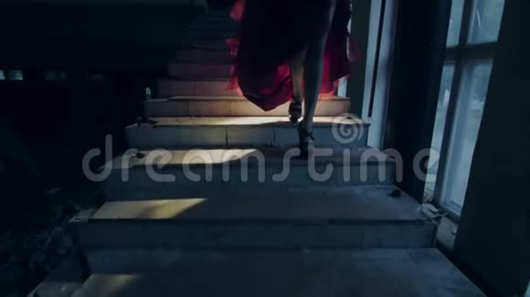 穿着红裙子的女孩要下楼了视频的预览图