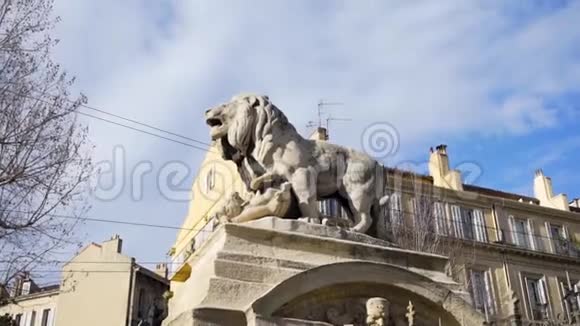 石狮雕塑西班牙首都马德里市最古老的街道库存一座狮子雕像的中间视频的预览图
