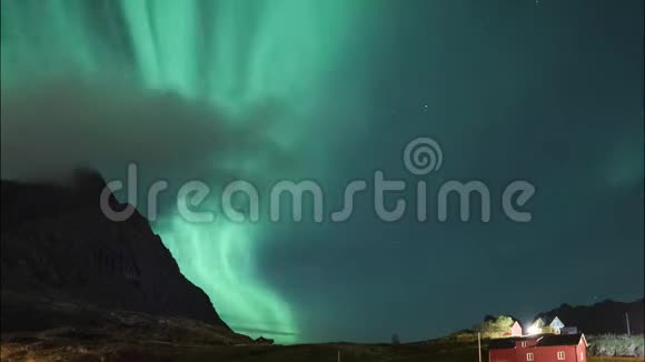 4k时间推移电影剪辑北极光在洛福顿群岛挪威奥罗拉绿色北极光星空视频的预览图