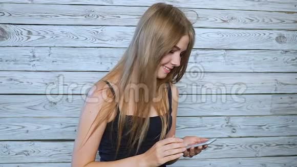 漂亮的年轻女人带着手机视频的预览图