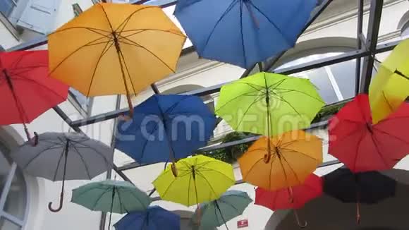 彩色伞与天空并列视频的预览图
