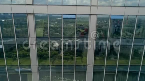 城市在摩天大楼的窗户反射视频的预览图