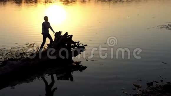 在金色夕阳下森林湖畔的迪斯科人视频的预览图