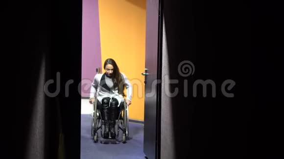 坐在轮椅上的女孩来到电影院残疾人休闲视频的预览图