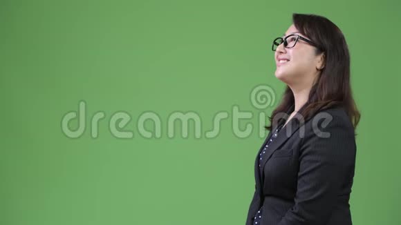 绿色背景下成熟快乐的亚洲女商人的形象视频的预览图