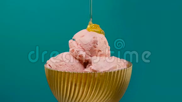 草莓冰淇淋和蜂蜜在碗里视频的预览图