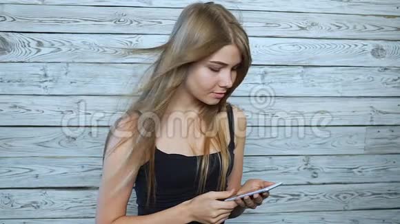 漂亮的年轻女人带着手机视频的预览图