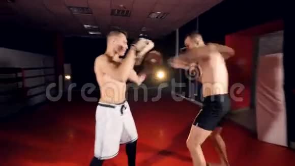 这位拳击手正和他的对手在搏击俱乐部训练视频的预览图