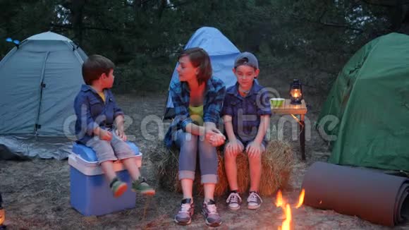 幸运的家庭周末在森林母亲和两个孩子坐在稻草桶旁边的贝尔福妈妈和孩子视频的预览图
