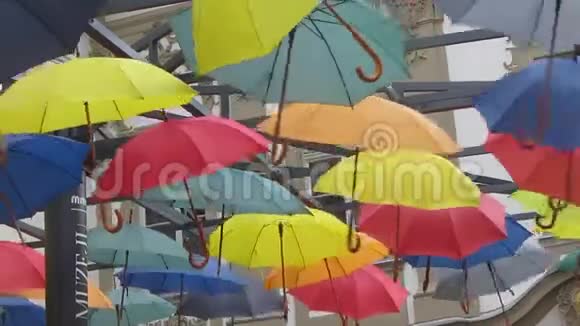 五颜六色的伞挂在框架上视频的预览图