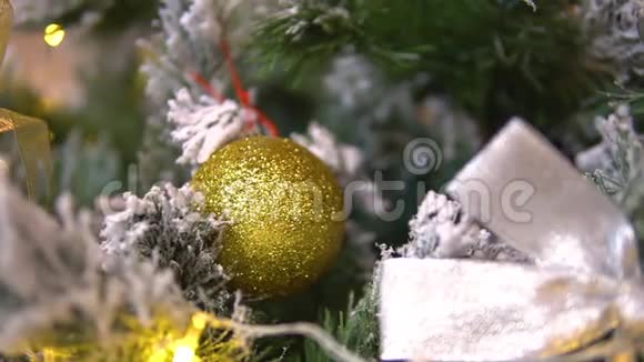把圣诞球贴在杉树枝上视频的预览图