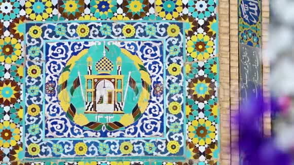 一座清真寺前盛开着五颜六色的鲜花视频的预览图