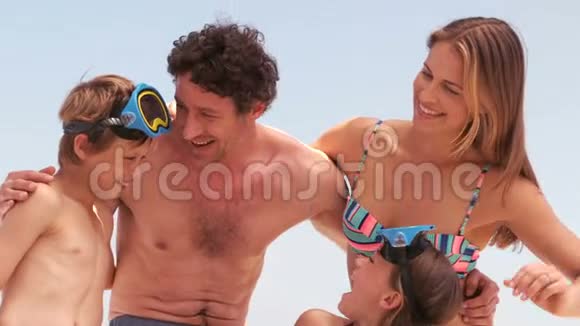 一家人穿着泳衣笑视频的预览图