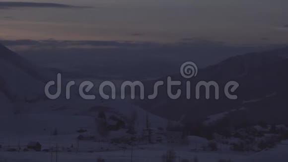 日出时冬天的山上有快速的云视频的预览图