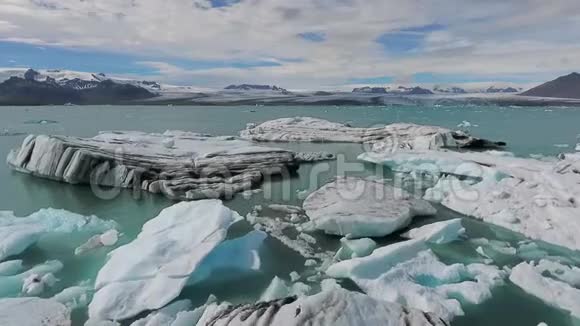 冰山碎片留在水面上视频的预览图