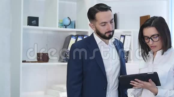 商务人士使用平板电脑同事中有女性视频的预览图