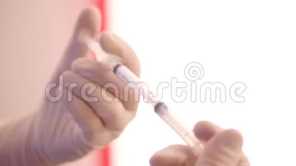 医生用两支注射器混合了不同类型的药物视频的预览图