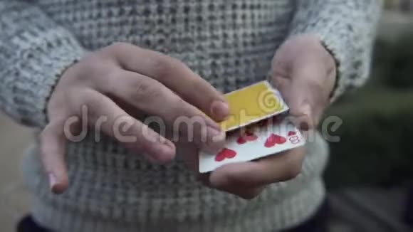 男性用一副牌表演魔术视频的预览图