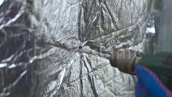 建筑工人安装玻璃羊毛视频的预览图