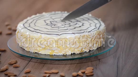 美丽的埃斯特哈西蛋糕女厨师糖果师在切片上切刀子蛋糕视频的预览图