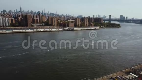 美国纽约曼哈顿桥和地区的鸟瞰图无人机在东河岸边转弯视频的预览图