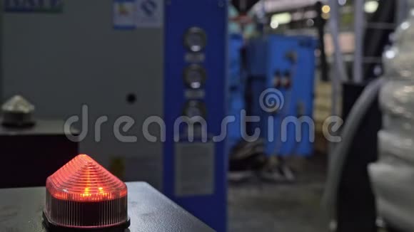 处理机器上的警告灯大型卫生纸生产装置机器上的闪光灯视频的预览图