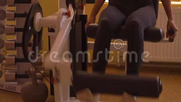 运动女孩在4k健身房锻炼腿部肌肉视频的预览图