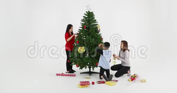 亚洲家庭正在装饰圣诞树视频的预览图