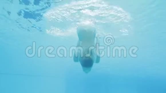 年轻的金发女人做水下翻跟斗开心地笑视频的预览图