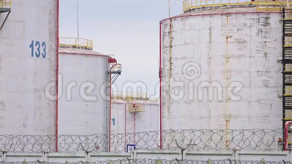 炼油厂的大型油箱视频的预览图