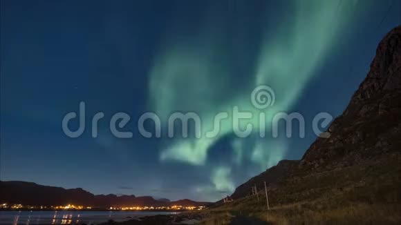 4k时间推移电影剪辑北极光在洛福顿群岛挪威奥罗拉绿色北极光星空视频的预览图