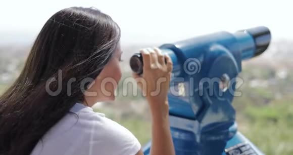 女人在城市视角上使用望远镜视频的预览图