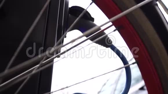 电动汽车在阿姆斯特丹的自行车轮背景上充电视频的预览图