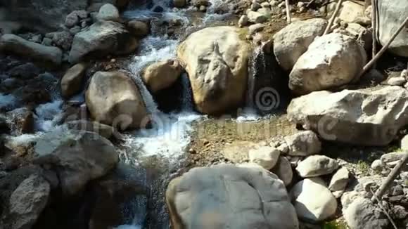 流过岩石的小河视频的预览图