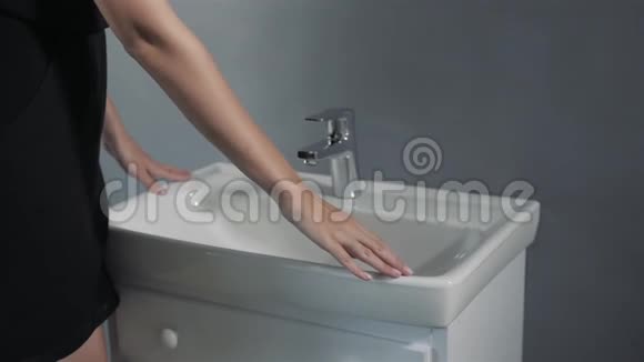 关闭女性手清洁浴室水槽手新家具视频的预览图