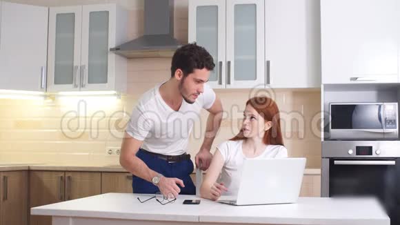 商务夫妇在厨房家看笔记本电脑视频的预览图